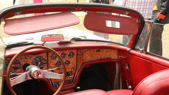 Intérieur d'une voiture ancienne rouge lors de l expo